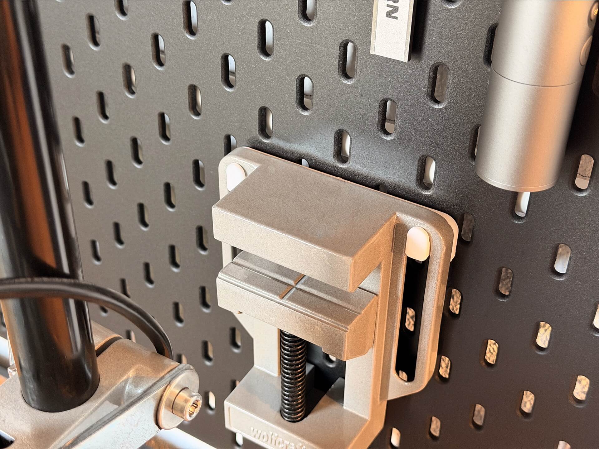 Alltagsprobleme-mit-3D-Druck-loesen-Handschraubstockhalterung-fuer-IKEA-Skadis1 Alltagsprobleme mit 3D-Druck lösen: Handschraubstockhalterung für IKEA Skadis