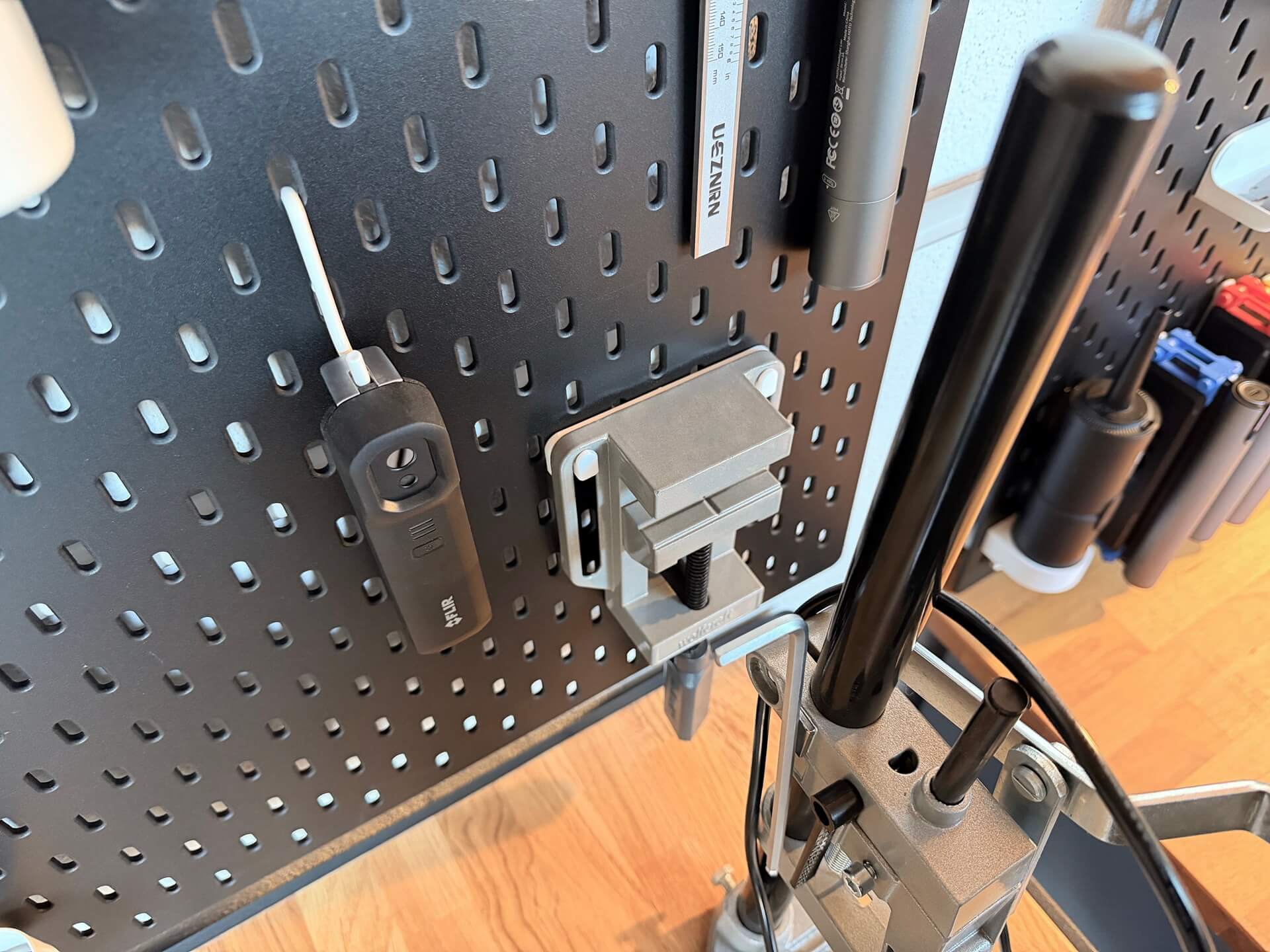 Alltagsprobleme-mit-3D-Druck-loesen-Handschraubstockhalterung-fuer-IKEA-Skadis2 Alltagsprobleme mit 3D-Druck lösen: Handschraubstockhalterung für IKEA Skadis