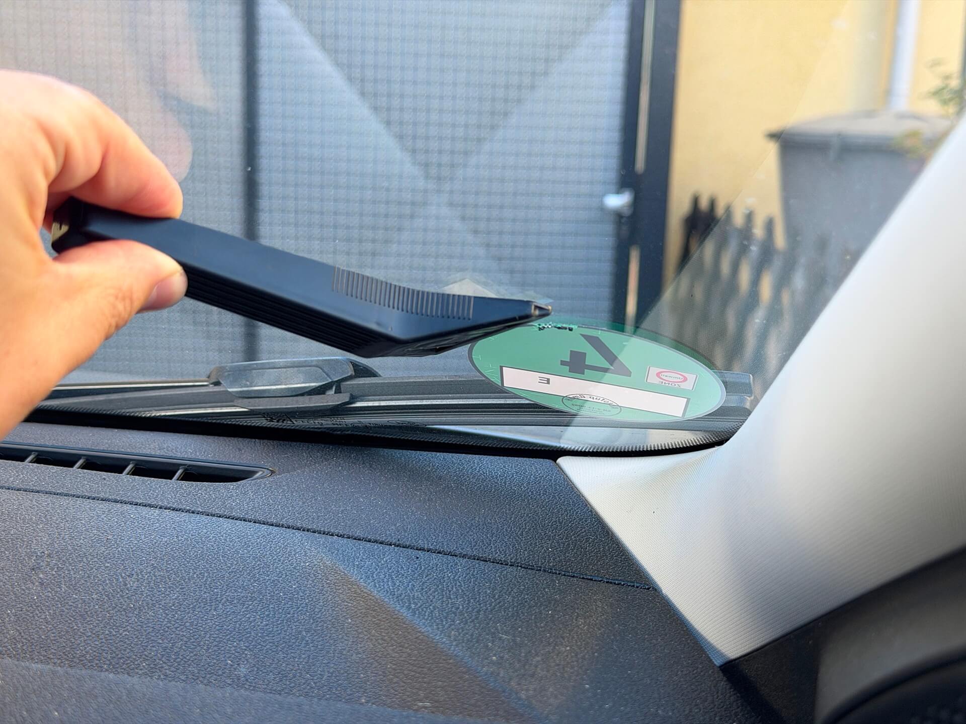 PraxisTipp_Umweltplakette_beim_Auto_schnell_und_einfach_an_der_Windschutzscheibe_entfernen1 Praxis-Tipp: Umweltplakette beim Auto schnell und einfach an der Windschutzscheibe entfernen