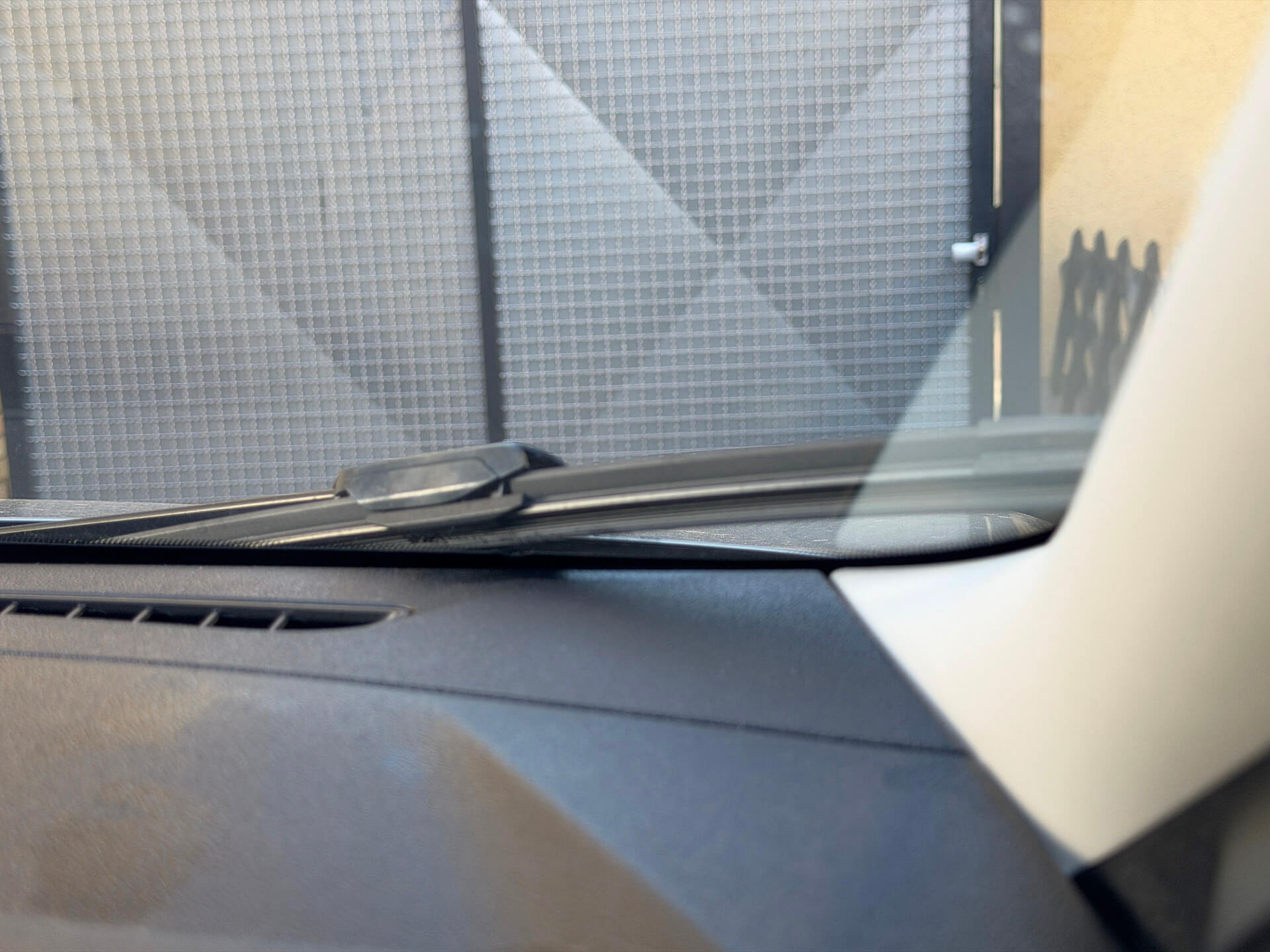 PraxisTipp_Umweltplakette_beim_Auto_schnell_und_einfach_an_der_Windschutzscheibe_entfernen2 Praxis-Tipp: Umweltplakette beim Auto schnell und einfach an der Windschutzscheibe entfernen